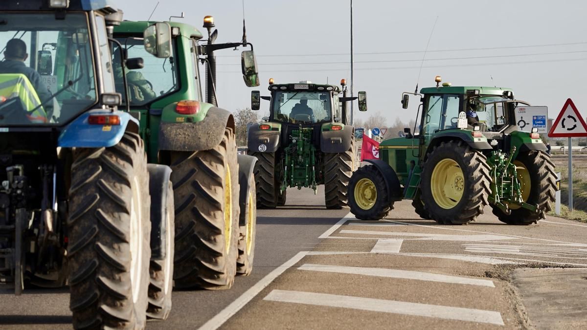 ARCHIVO. Acumulación de decenas de tractores en la carretera N-120 a la altura de Villadangos en las protestas de 2024