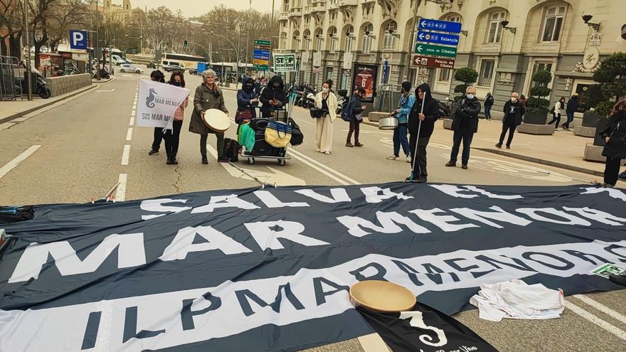 Despliegue de una pancarta frente al Congreso de los Diputados