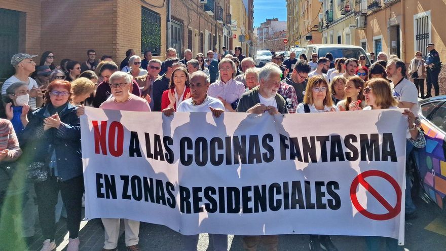 Grito unánime en Tetuán contra sus decenas de dark kitchens: "¡Fuera las cocinas fantasma de los barrios!"