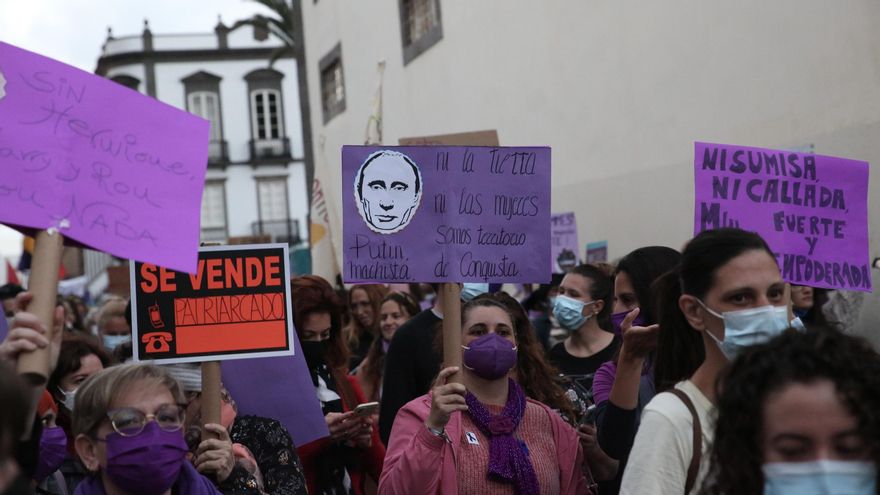 Un cartel contra la guerra en Ucrania en la manifestación por el 8M en Gran Canaria