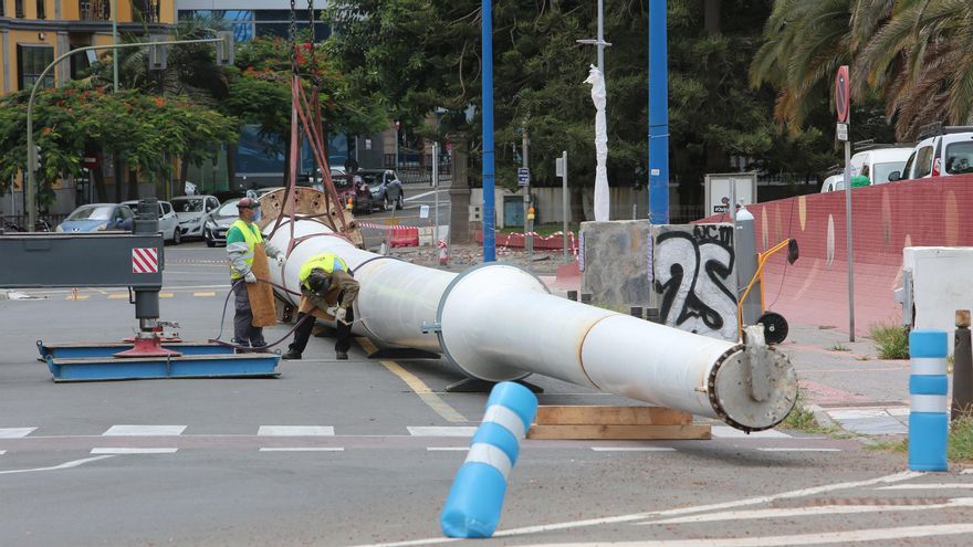 Desmontaje del mástil de la Fuente Luminosa. (ALEJANDRO RAMOS)