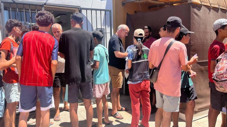 Cientos de menores migrantes siguen por las calles del Príncipe sin acogida: “Están durmiendo a la intemperie"