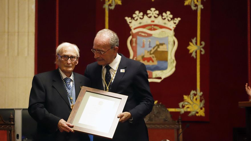 Archivo - El alcalde de Málaga, Francisco de la Torre (d), hace entrega de la Medalla de la Ciudad y Título de Hijo Predilecto al cinéfilo y periodista Guillermo Jiménez Smerdou (i), a 14 de diciembre de 2022.