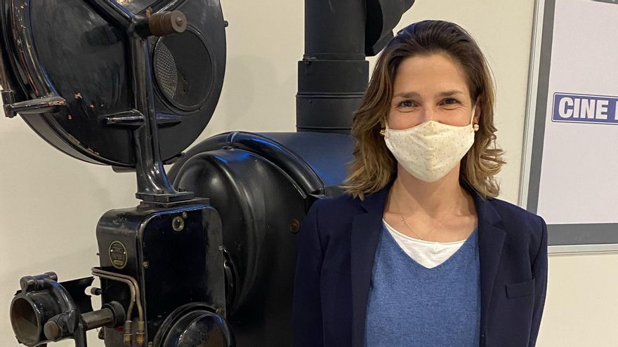 Carolina Góngora en el vestíbulo del Cine Paz, en Madrid.