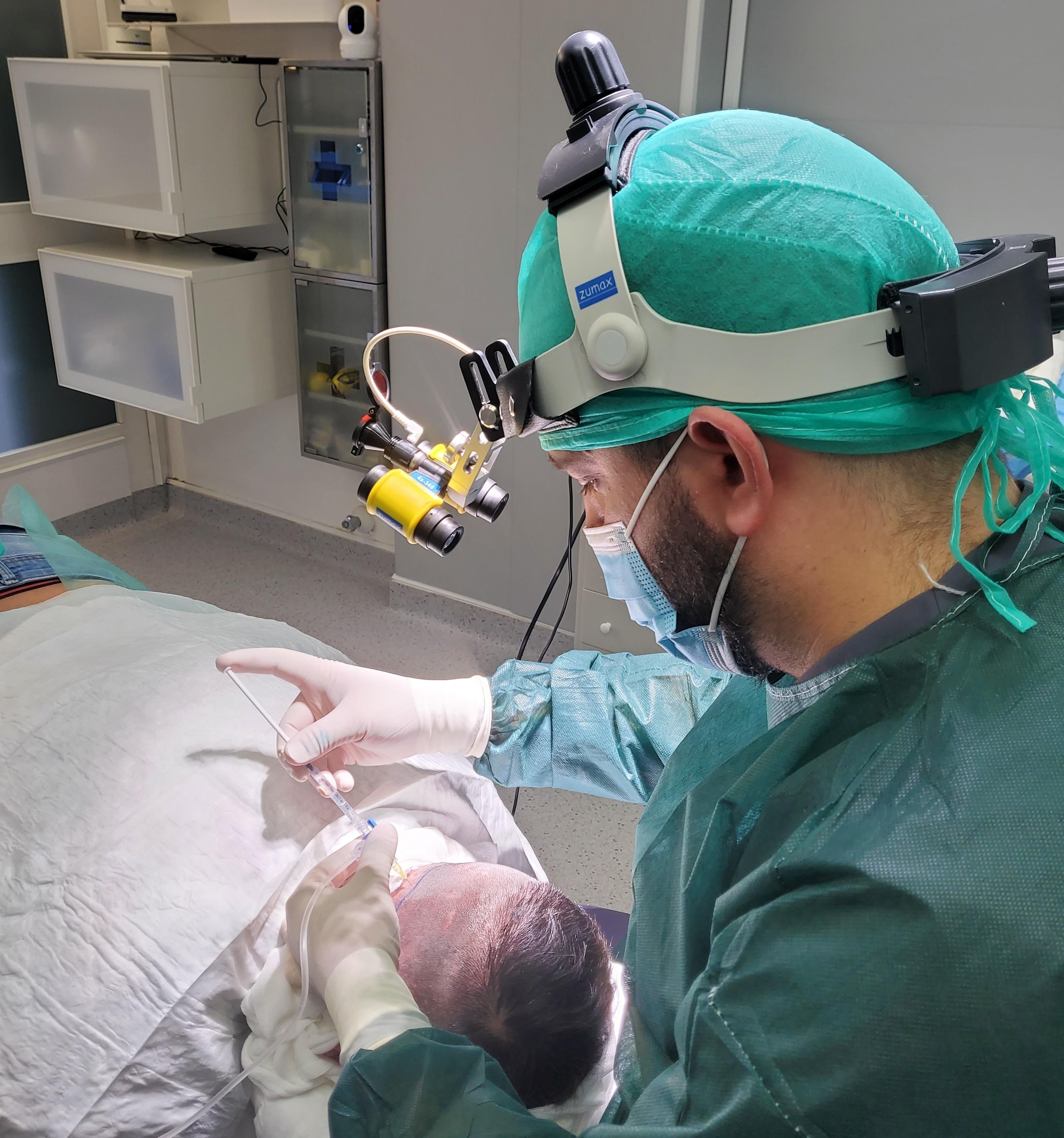 El doctor Arencibia durante una operación de trasplante capilar