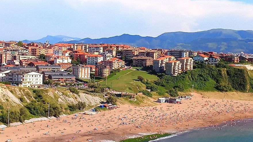 Todas las playas de Bizkaia permiten el baño este viernes, excepto La Arena, Barinatxe, Arriatera-Atxabiribil y Bakio