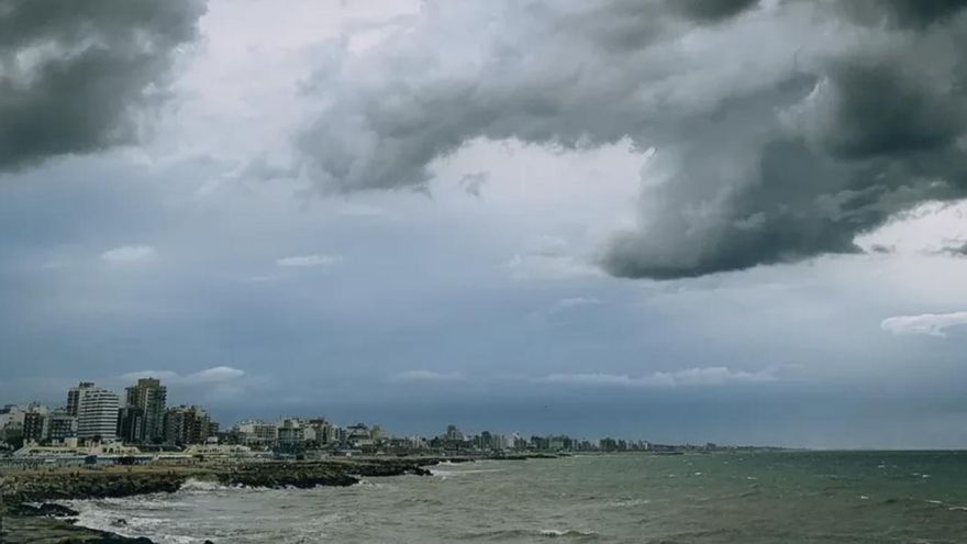 Fuerte tormenta en Mar del Plata sorprendió a los turistas en la playa