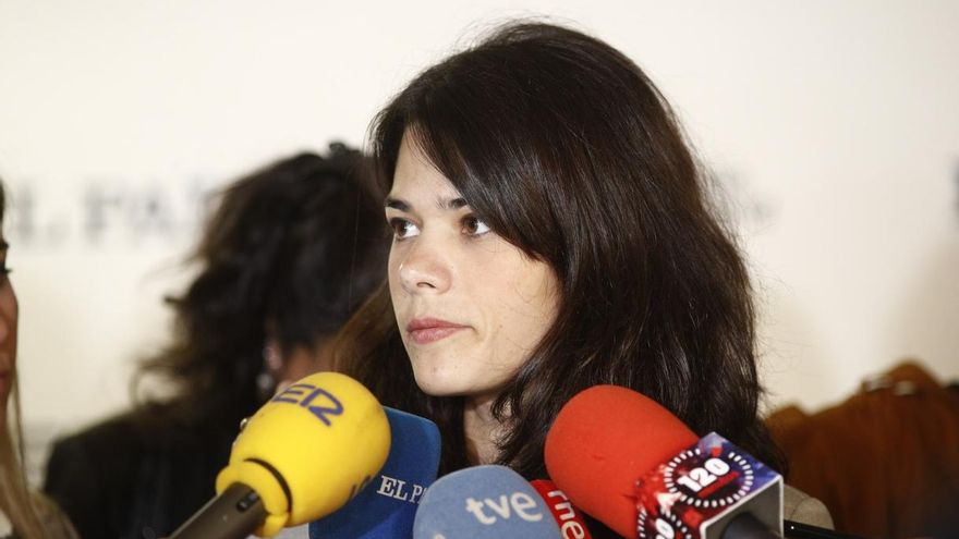 Isa Serra critica la política de extranjería "racista" de Sánchez y pide el cierre de los CIEs