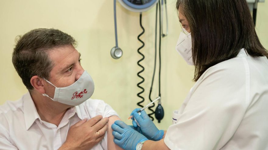 VÍDEO | Page recibe la vacuna contra la COVID y anuncia que ha pedido autorizar Janssen para menores de 50 años