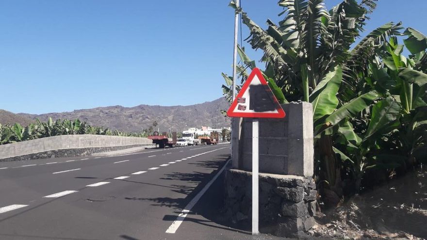 Pintada en una señal de tráfico de la red viaria insular.