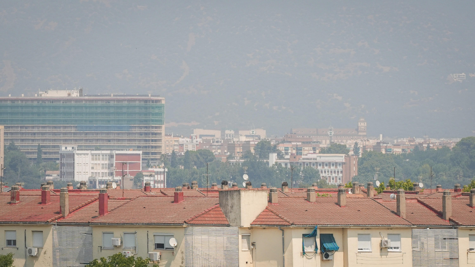 Córdoba bajo el humo de los incendios del centro de la península