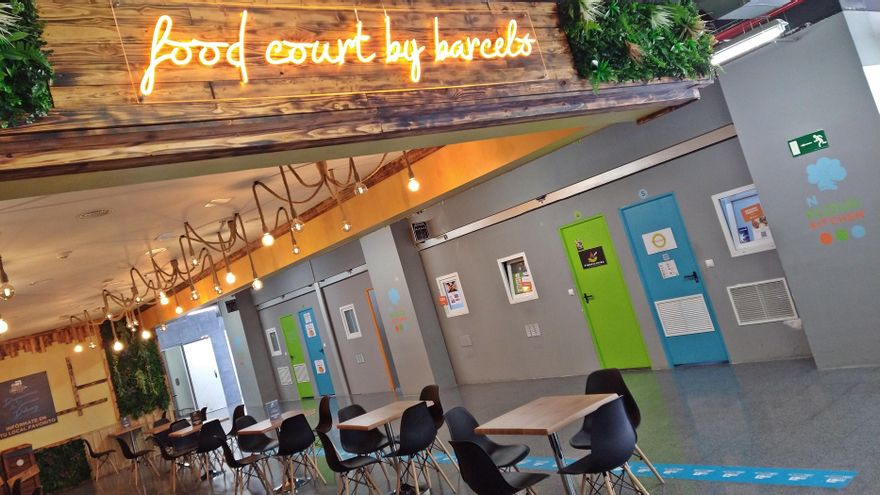 Zona de degustación montada frente a cinco de las cocinas ciegas de Barceló