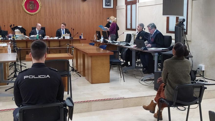 Una mujer, juzgada por agredir a curas y feligreses a mordiscos y puñetazos: "Me dio un bofetón y me rompió las gafas"