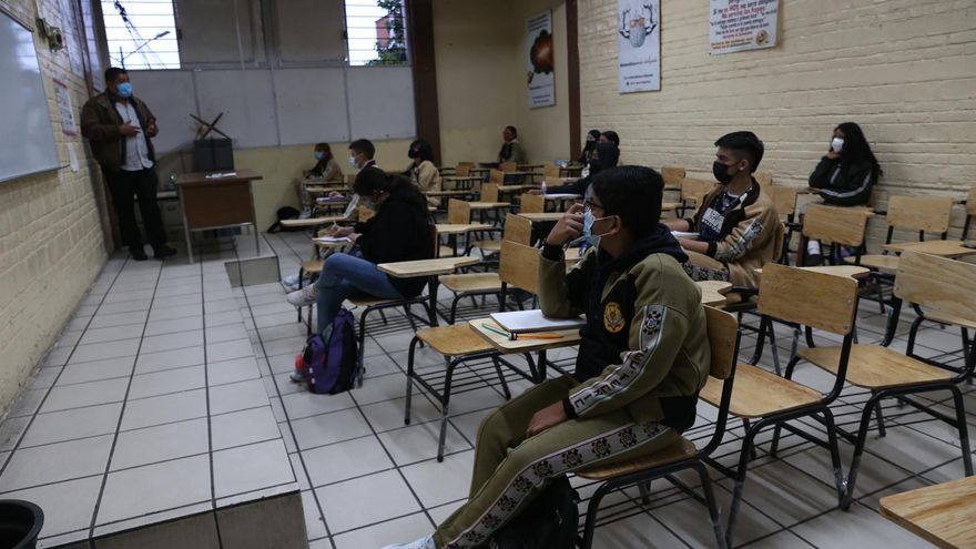 Fotografía de archivo de varios jóvenes de una secundaria técnica mientras asisten a clases presenciales en Ciudad de México (México)