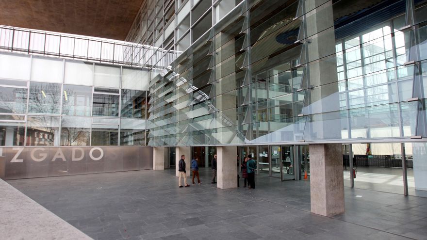 Un abogado cuestiona a una juez por poner un juicio el 21 de agosto, considerado inhábil