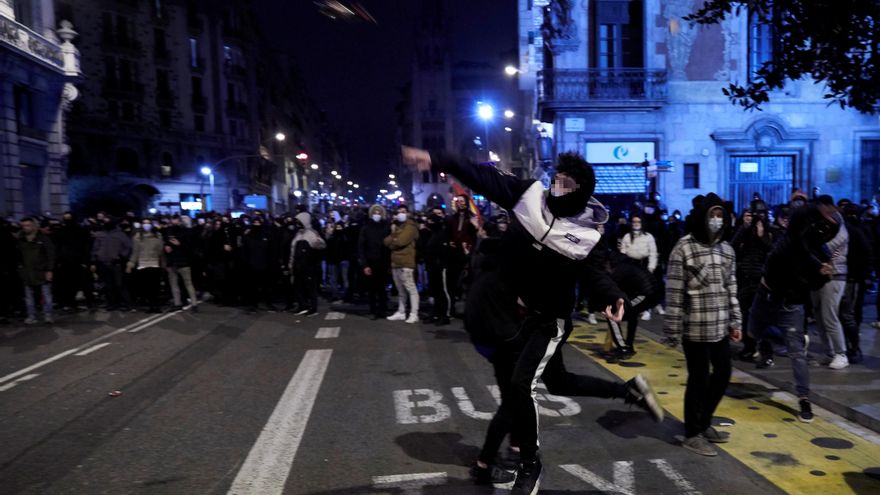La jueza envía a prisión a un detenido por los altercados en Barcelona para evitar que vaya a nuevas protestas por Hasel