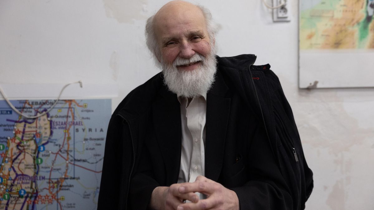 Iványi Gábor posa para elDiario.es durante su entrevista en Budapest.