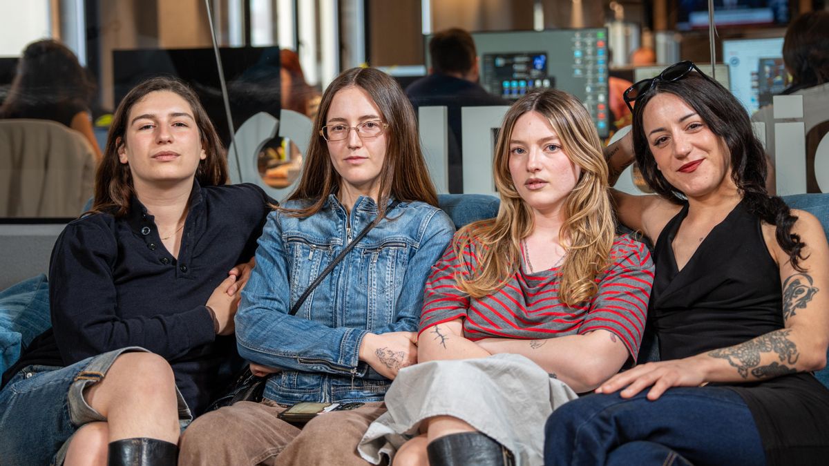 Irenegarry, Elena Sabio, Raquel Cerro y Charlotte Augusteijn, en la redacción de elDiario.es
