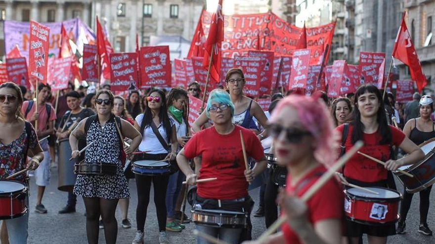 Miles de personas se manifiestan en Argentina por los derechos de la mujer