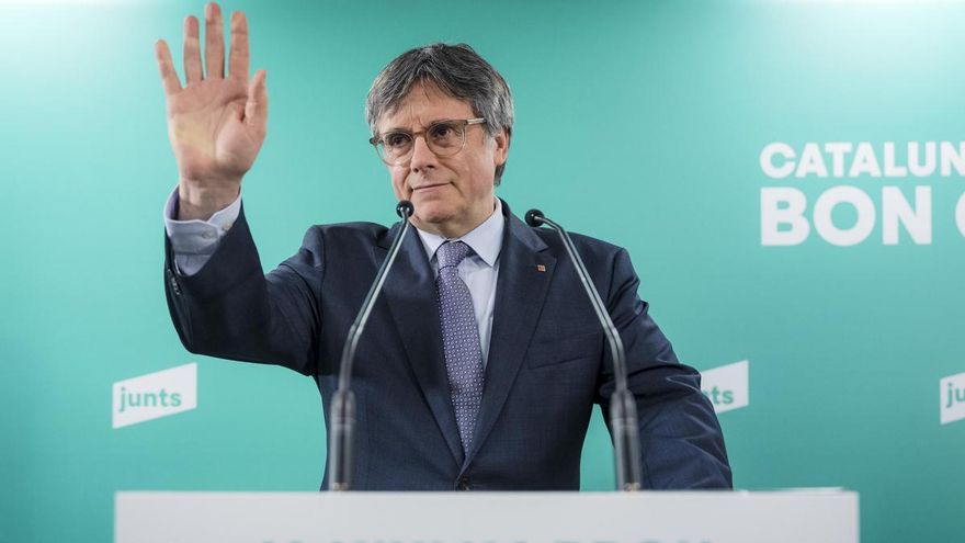 El presidente de JxCat, Carles Puigdemont, durante una rueda de prensa tras una reunión extraordinaria de la dirección del partido en Perpinya (Francia) por "la situación de colapso" que atraviesa Cataluña. EFE/David Borrat
