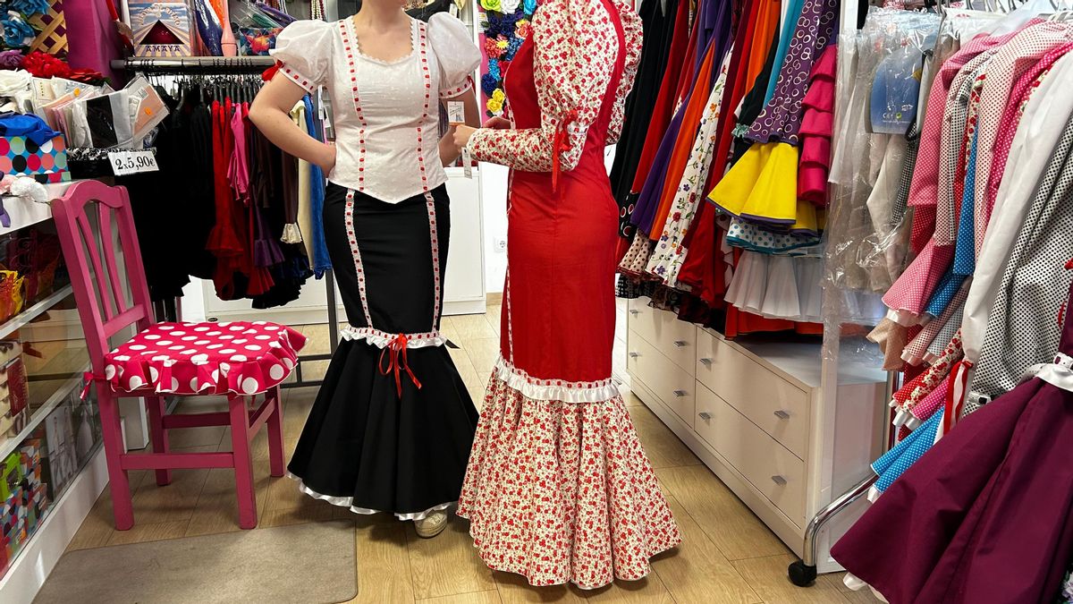 Lidia y Noelia con sus nuevos trajes de chulapa