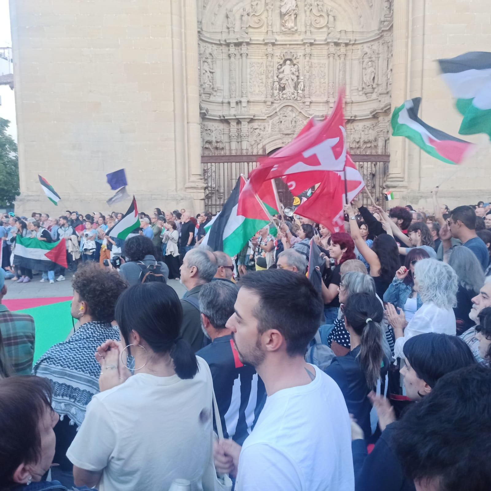 La concentración se ha celebrado en la Plaza del Mercado de Logroño