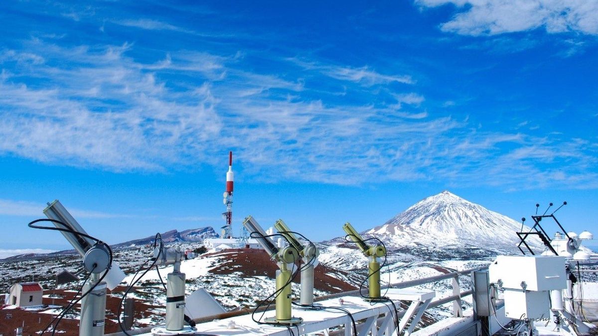 Observatorio de Aemet en Izaña, con el Teide al fondo.