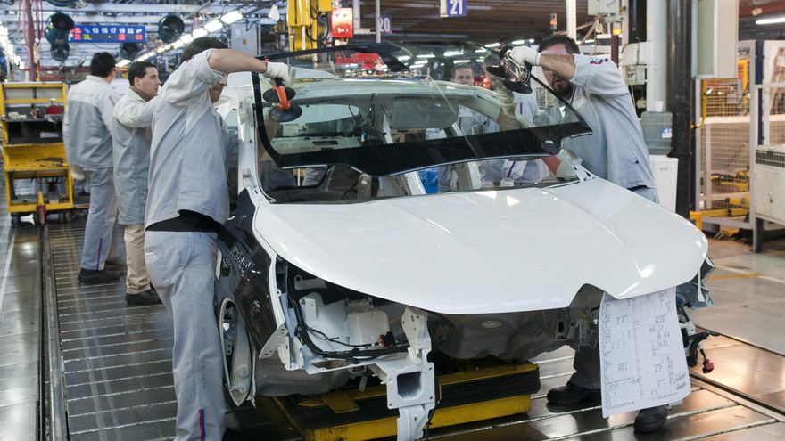 La actividad industrial retrocedió casi un 10% interanual en mayo y se dilata la recuperación, según un informe