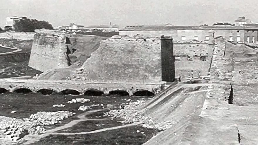 Derribo de uno de los lienzos de la muralla y del baluarte de Jesús, en las actuales Avenidas de Palma