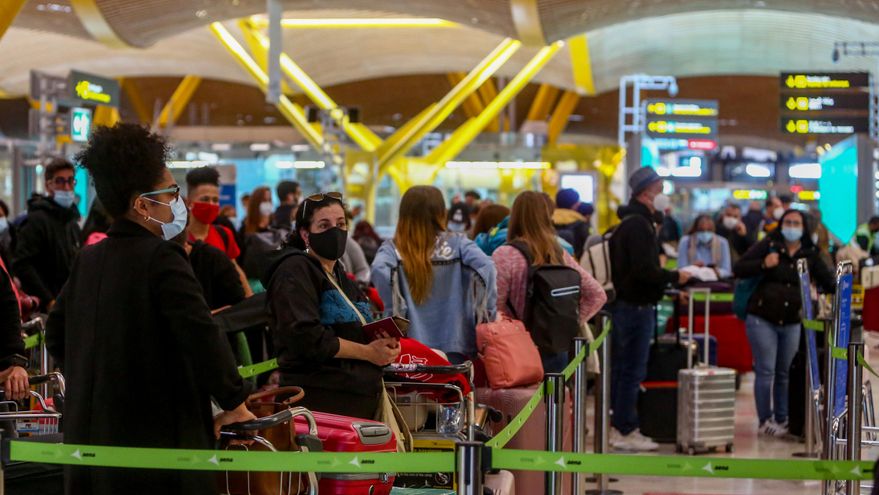 Filas de pasajeros esperan para dejar su maleta antes de embarcar en el avión en la T4 del Aeropuerto Adolfo Suárez Madrid-Barajas, en Madrid, (España).