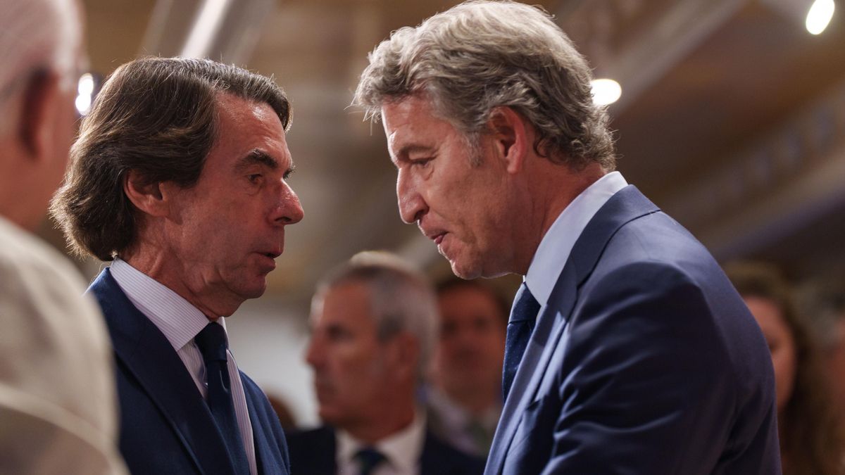 El expresidente del Gobierno José María Aznar y el líder del PP, Alberto Núñez Feijóo, este viernes en la clausura del Campus de Faes.