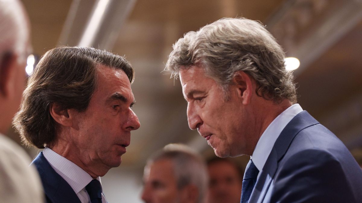 El expresidente del Gobierno José María Aznar y el líder del PP, Alberto Núñez Feijóo, este viernes en la clausura del Campus de Faes.