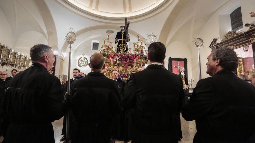 Salida de la Procesión de los Pasos de la Cofradía del Dulce Nombre de Jesús Nazareno de León