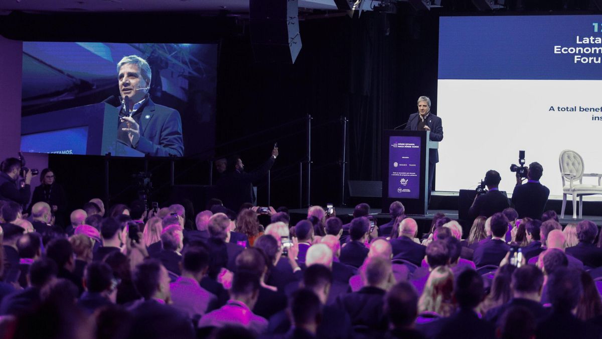Caputo negó que haya crisis: "En 2027 la economía se va a llevar puesta la política y el presidente ganará cómodamente"