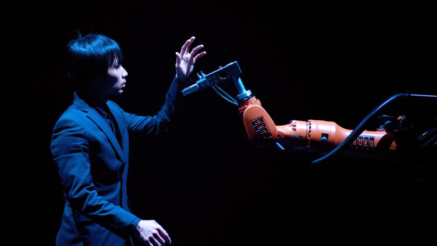 Bailar con una máquina: "Imagino cómo sería yo siendo robot"