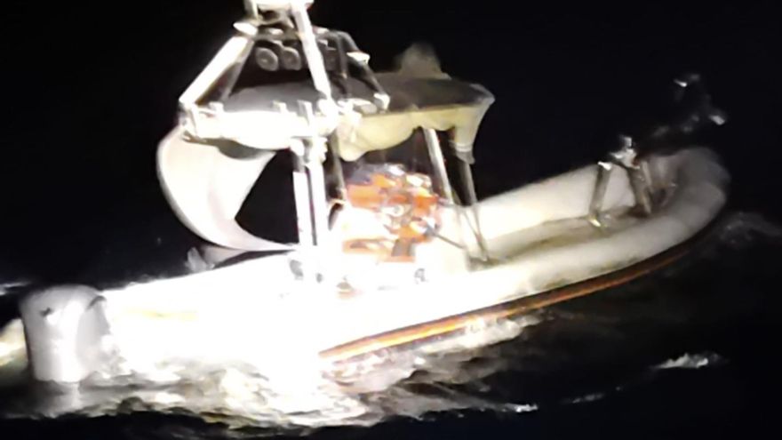 Salvamento rescata a dos personas de una embarcación a punto de hundirse cerca de la costa de Maspalomas