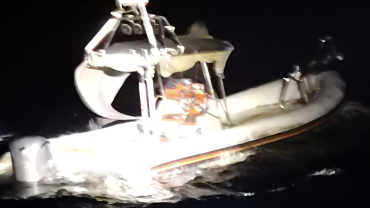 Salvamento rescata a dos personas de una embarcación a punto de hundirse cerca de la costa de Maspalomas