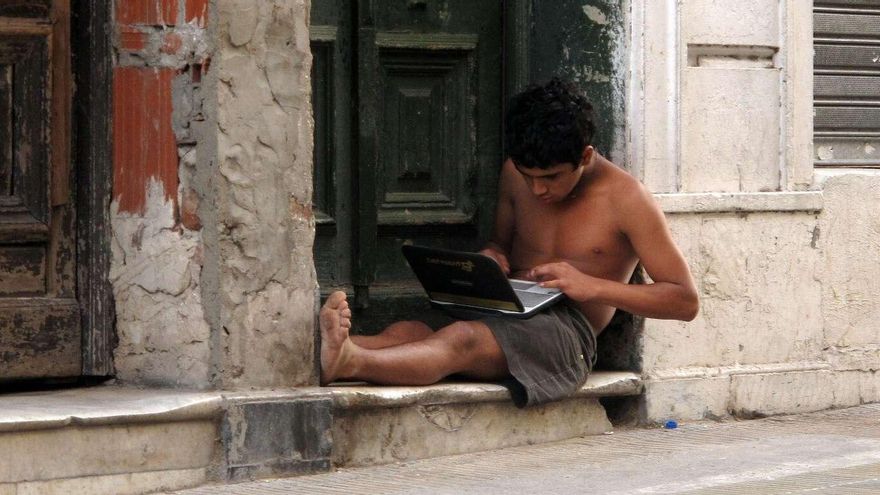 Problemas de conectividad en los barrios populares: contacto con la escuela únicamente a través de WhatsApp y falta de acceso a internet