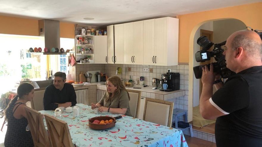 Inés, que hoy tiene ya 21 años, fue acogida por una pareja a los 18 años. En la imagen, haciéndole un reportaje