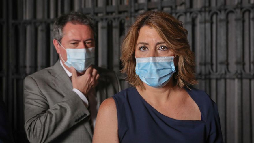 Susana Díaz, líder del PSOE andaluz, con el alcalde de Sevilla, Juan Espadas, detrás de ella.