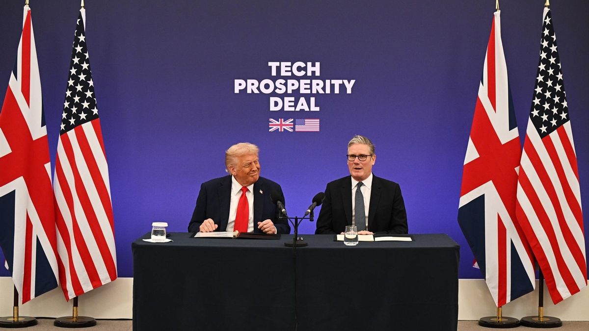 El presidente de Estados Unidos, Donald Trump, y el primer ministro británico, Keir Starmer, durante un evento con empresarios este jueves en la mansión de Chequers, en Inglaterra.