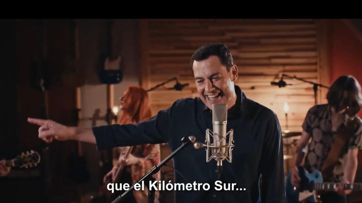 Juanma Moreno se viste de músico 'indie' y canta 'Kilómetro Sur', el himno de campaña del PP