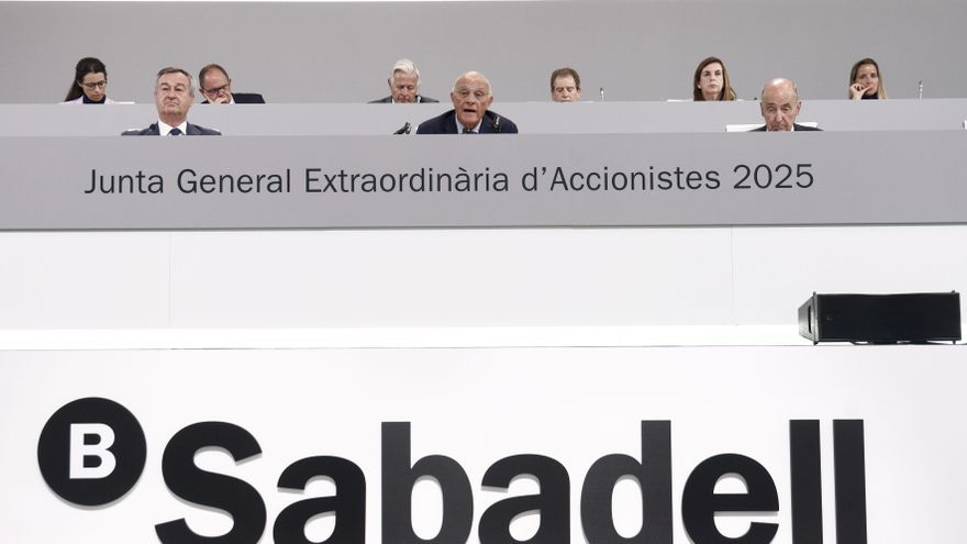 El mercado presiona para que el BBVA mejore su oferta por el Sabadell o acabe retirándola