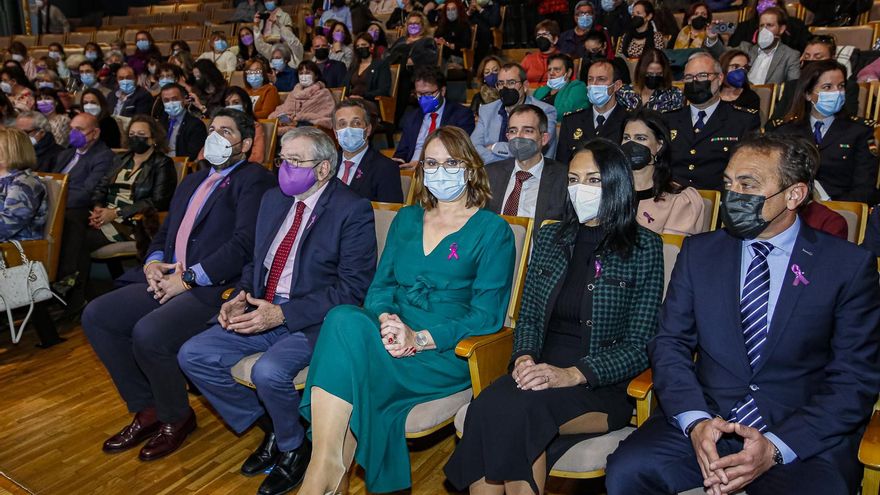 El presidente López Miras, junto a otras autoridades regionales, durante los Premios 8 de marzo | CARM