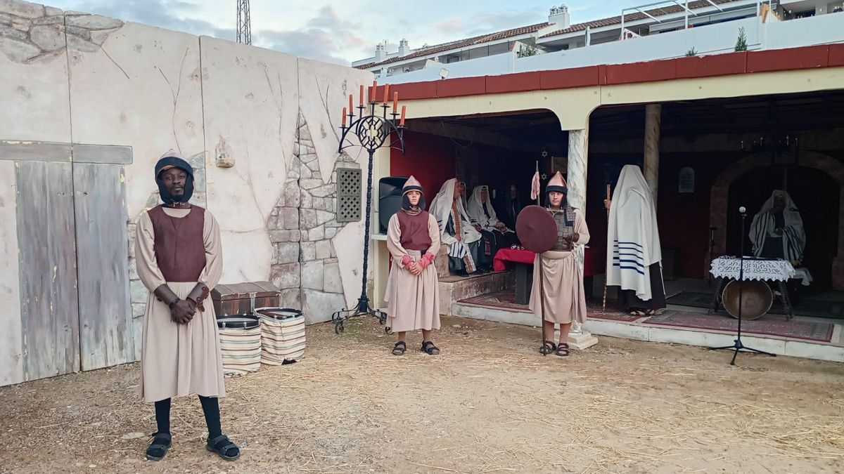 Uno de los jóvenes migrantes integrantes del dispositivo de CEAR en Sanlúcar de la Mayor participando en el Belén Viviente de 2025.