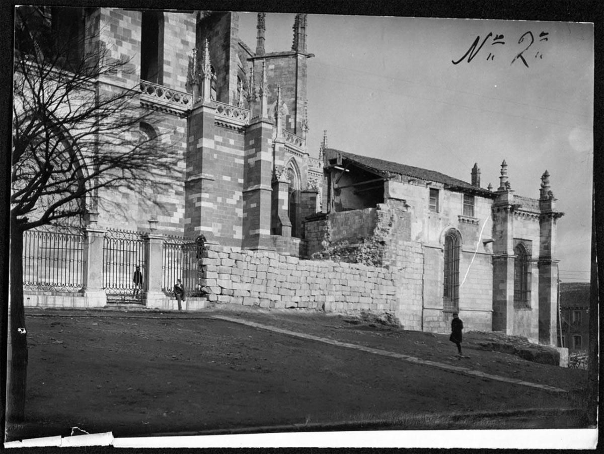 La Catedral de León en 1912, un año después de derribarse Puerta Obispo.