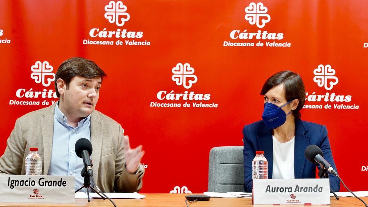 El director de Cáritas Valencia, Ignacio Grande, junto a la secretaria general, Aurora Aranda.