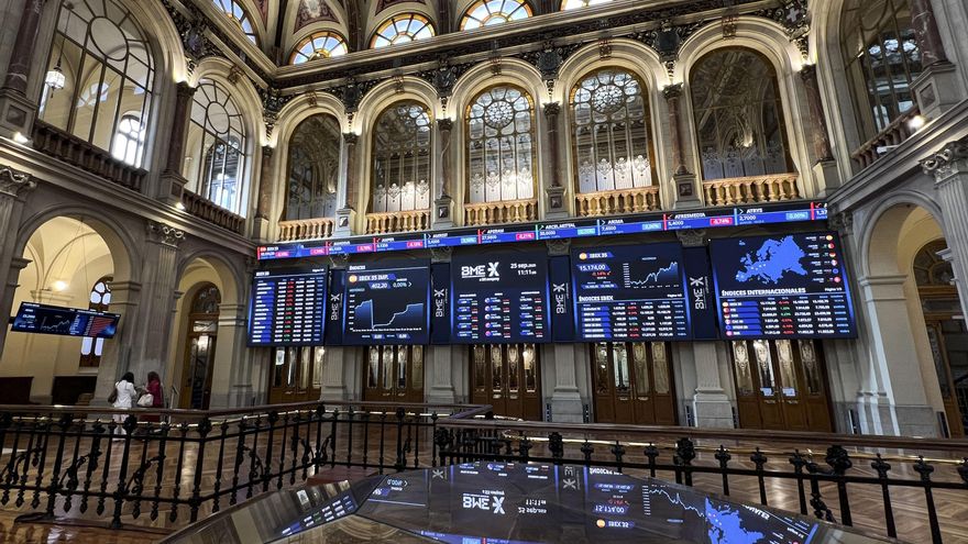 El IBEX 35 pierde un 0,22 % lastrado por la banca pero mantiene los 15.300 puntos