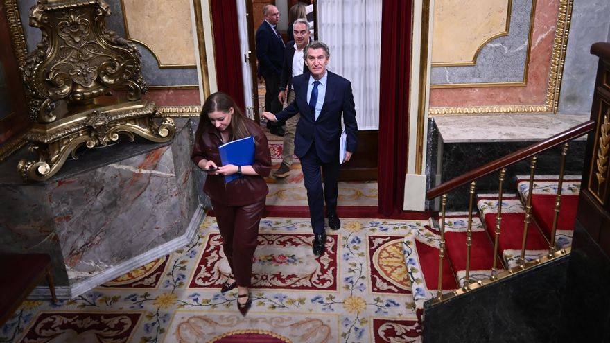 Alberto Núñez Feijóo a su llegada al pleno celebrado este martes en el Congreso de los Diputados, en Madrid.