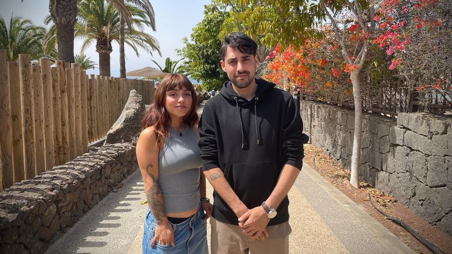 Nerea y Pablo, trabajadores de un hotel de Playa Blanca